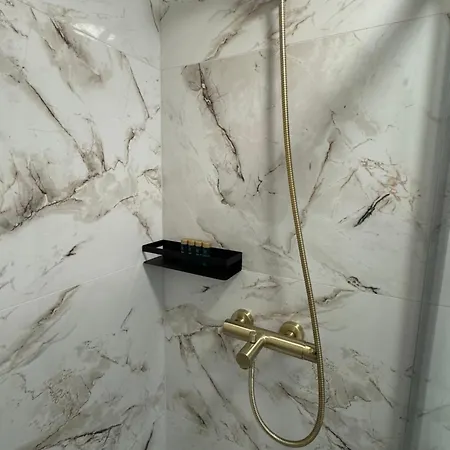 Lila Modern In Old Town Apartment
