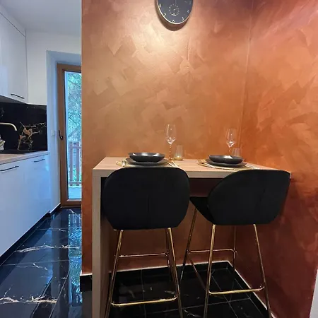 Lila Modern In Old Town Apartment
